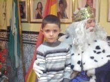 Los Reyes Magos también repartieron sus regalos a los niños y mayores de la Casa de Melilla en Almería