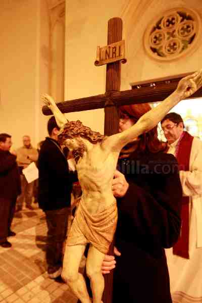 Un centenar de cristianos celebran un Vía Crucis para recibir el tiempo de Cuaresma