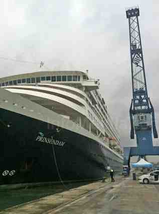 El buqeu 'Prinsendam' realiza el primer crucero con escala en Melilla de 2012