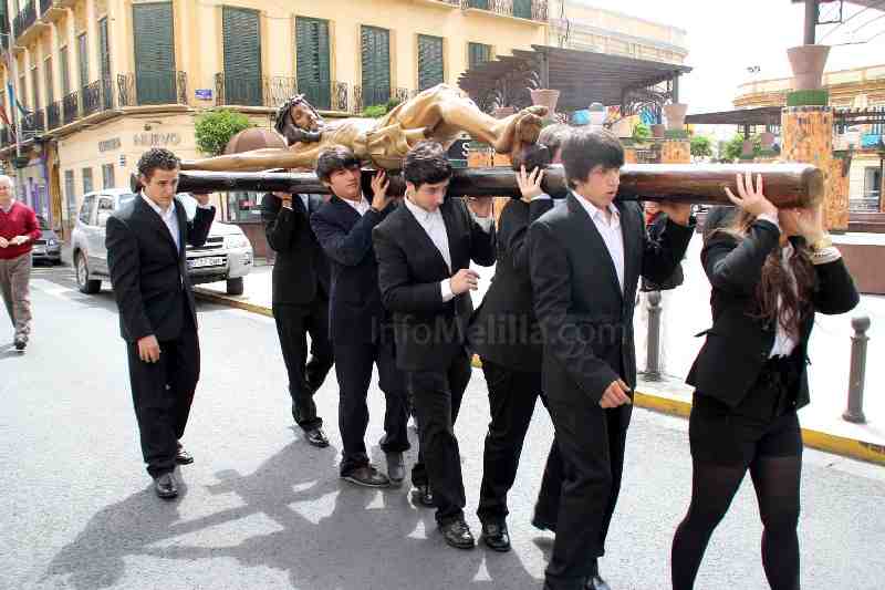 La Cofradía de la Soledad ultima los preparativos para la salida esta noche del Santísimo Cristo de la Paz