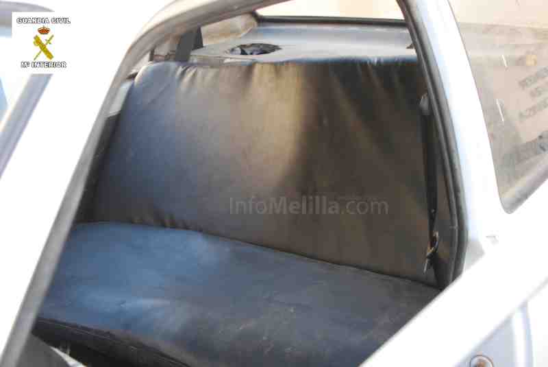 Hubo que retirar el sillón trasero para auxiliar al joven escondido en el coche