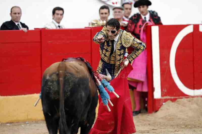 Padilla, "El Fandi" y Arenas salen a hombros en Melilla