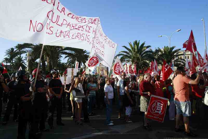 Más de medio millar de melillenses participan en la protesta contra los recortes aprobados por el Gobierno central