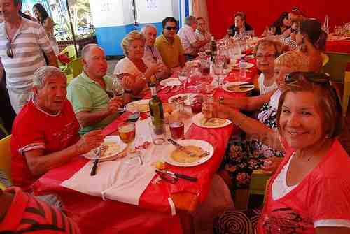 El PSOE rinde homenaje a sus afiliados más antiguos en el marco de su tradicional comida de Feria