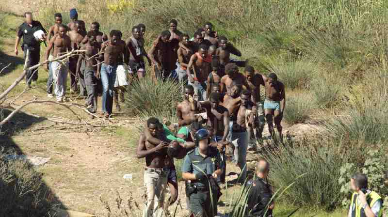 Unos 100 inmigrantes entran en Melilla en una avalancha "coordinada"