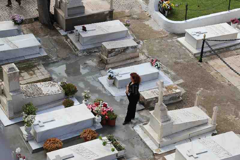 Cientos de melillenses cumplen con la tradicion de Todos los Santos y acuden al cementerio para recordar a sus familiares fallecidos