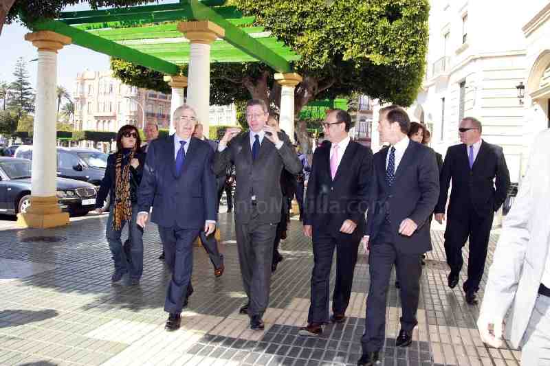 En su visita ha estado acompañado de numerosas autoridades locales