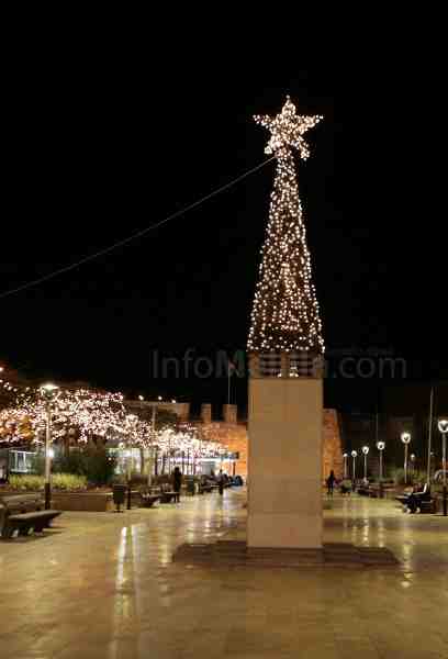 Miles de bombillas de colores iluminan ya la Navidad melillense