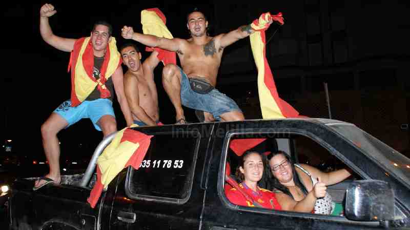 Los melillenses celebran la victoria de España por todo lo alto