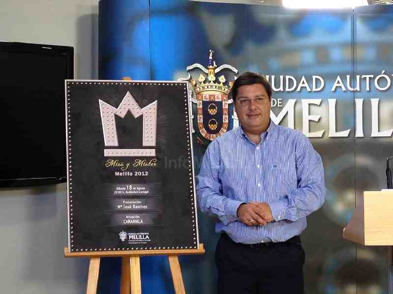 Francisco Díaz junto al cartel anunciador del certamen