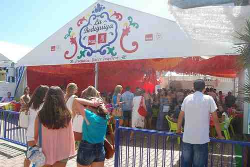 Buena compañía y una deliciosa paella en la primera fiesta del PSOE en la Feria 2012