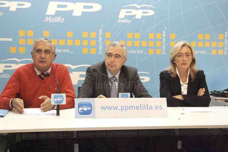 Juan José Imbroda junto al diputado Antonio Gutiérrez y la senadora y secretaria regional, María del
