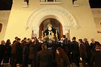 Miles de velas y rosarios acompañan el dolor de la Soledad de Nuestra Señora