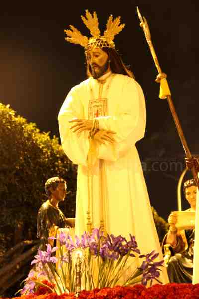'La Sentencia' y su paso sevillano emocionan en la noche del Lunes Santo