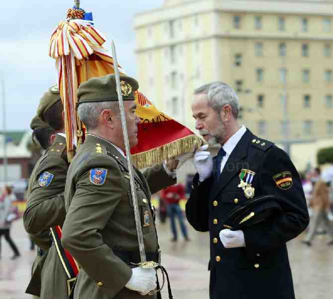 Más de 200 personas reafirman su amor patrio en la Jura de Bandera Civil celebrada en Melilla