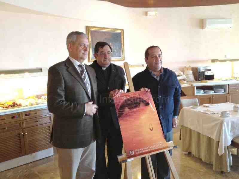 Calderón junto al Vicario y a Guillermo Merino, autor de la imagen que ilustra el cartel