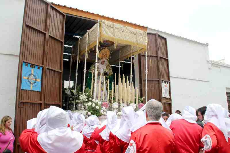 La voluntad de los portadores de 'La Pollinica' permite a la Virgen de Gracia y Esperanza hacer un breve paseo a las puertas de su Hermandad