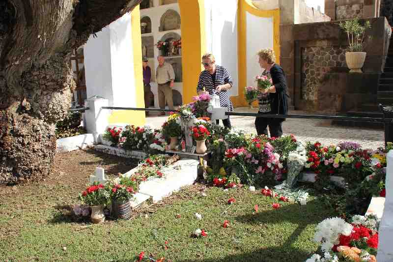 Cientos de melillenses cumplen con la tradicion de Todos los Santos y acuden al cementerio para recordar a sus familiares fallecidos