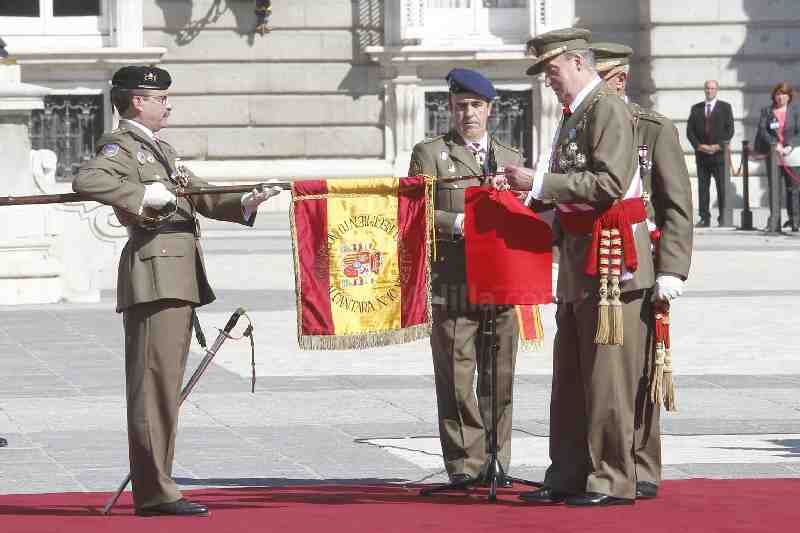 El Rey condecora al Regimiento de Caballería Alcántara, los "héroes del Annual"