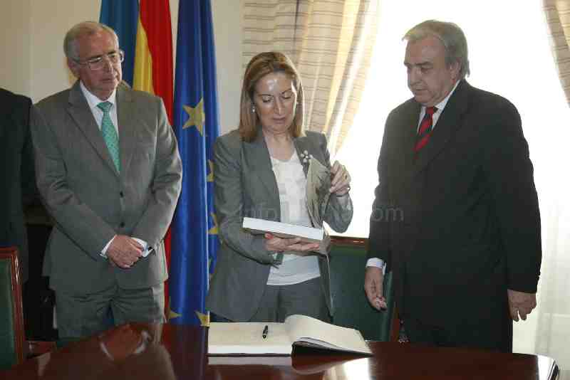 La ministra de Fomento asegura que el Gobierno central ya trabaja en el Plan Director de ampliación del Puerto de Melilla