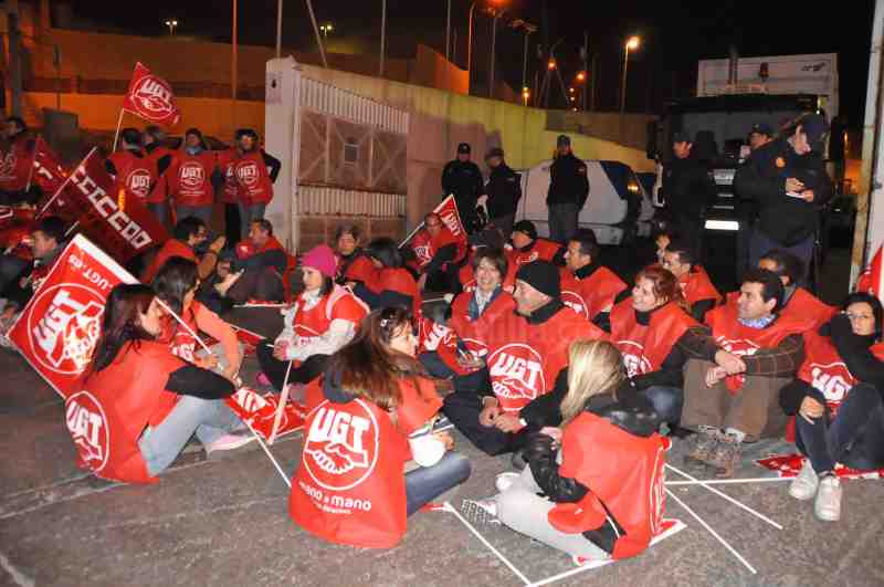 Los sindicatos piden la retirada de un cartel de 'Servicios mínimos' de un camión