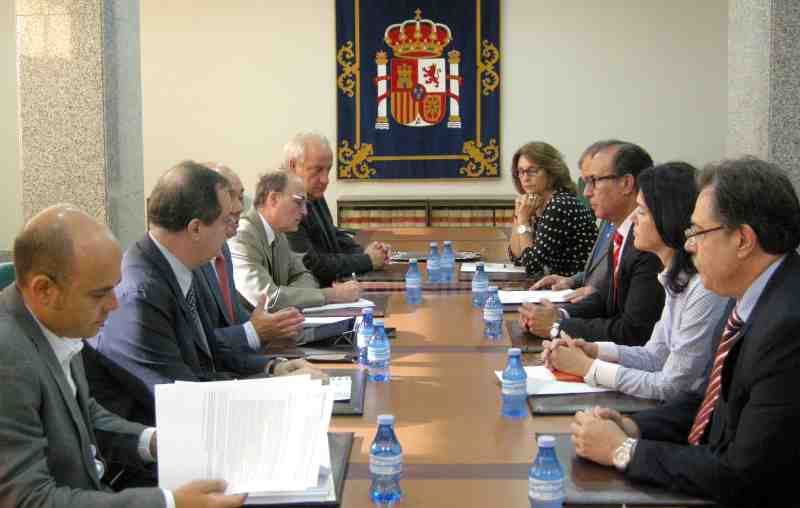 Momento de la reunión con el delegado del Gobierno y la consejera de Bienestar Social