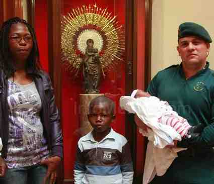 Lydie ha llamado Pilar a su hija en agradecimiento a la Guardia Civil, cuerpo del que la virgen es p