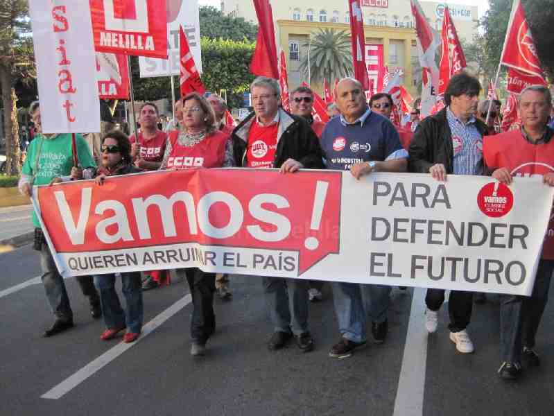 Cientos de melillenses participan en la manifestación convocada con motivo de la huelga general
