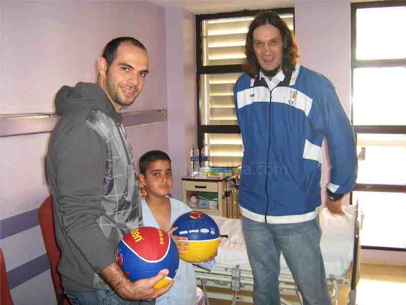 Solidario a la hora de visitar a los pequeñines enfermos por Navidad