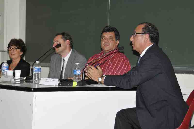 Un momento de la participación de Abdelmalik El Barkani en la mesa de ponentes, integrada también po