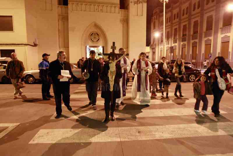 Un centenar de cristianos celebran un Vía Crucis para recibir el tiempo de Cuaresma