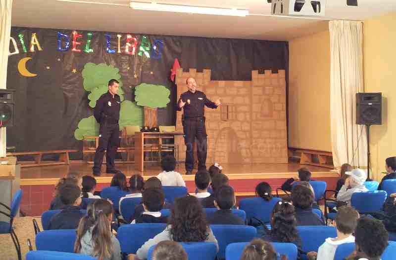 La Policía Nacional se acerca a los más pequeños con un encuentro en el Colegio Reyes Católicos