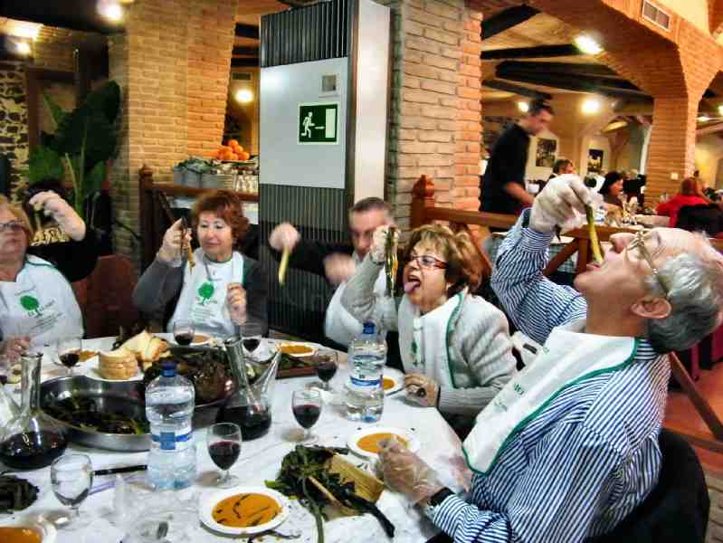 'Calçotada' y visita cultural para los socios de la Casa de Melilla en Barcelona