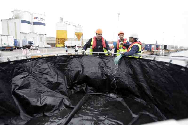 Los trabajadores del Puerto participan en un simulacro de vertido de sustancias contaminantes en el mar