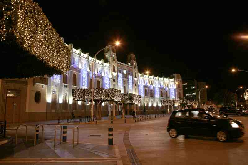 Miles de bombillas de colores iluminan ya la Navidad melillense