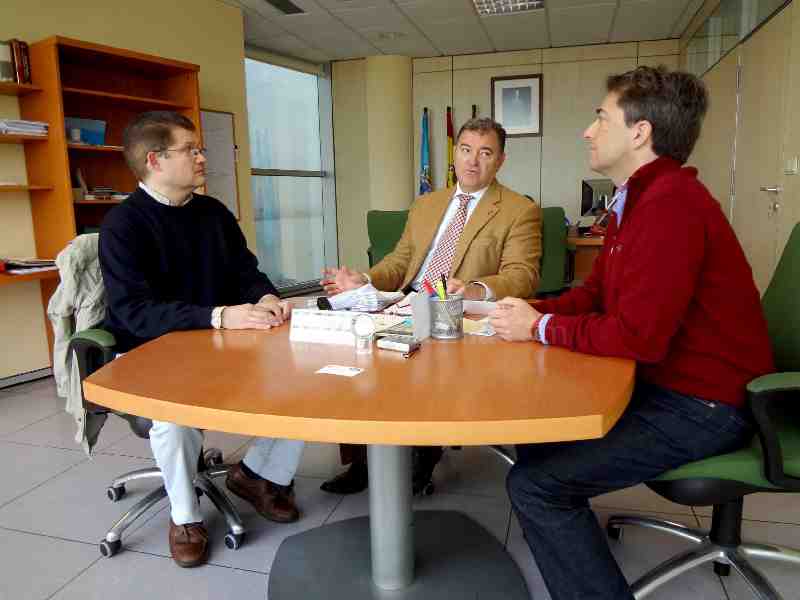 Momento de la reunión a la que asistieron Nicolás Fernández, Francisco Robles y el pediatra Joaquín
