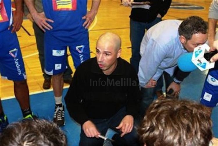 Joan Peñarroya dirigiendo a los andorranos