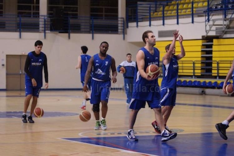 Ralph Mins en su primer entrenamiento con Melilla Baloncesto