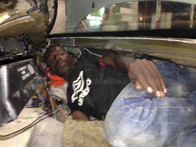 Rescatados tres inmigrantes en dobles fondos de dos coches en Melilla