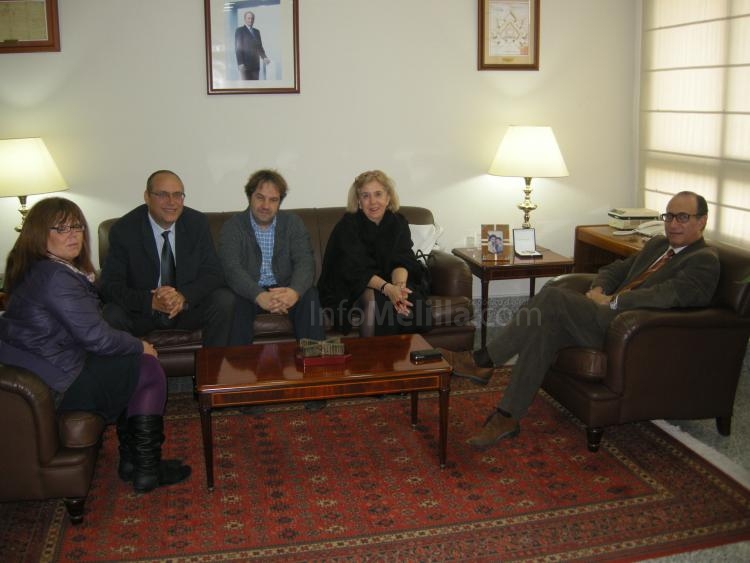 El delegado del Gobierno, a la derecha, durante su encuentro con los responsables de ACCEM
