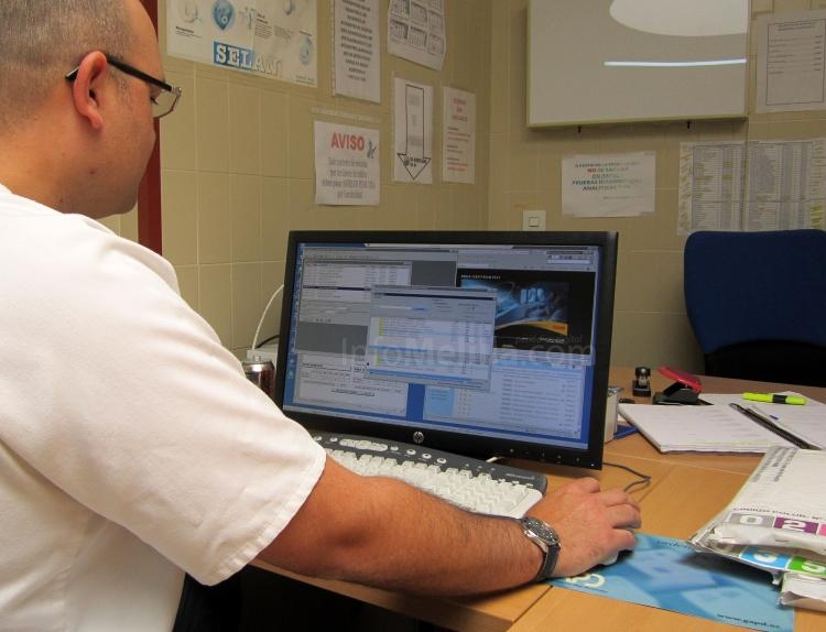 Facultativos del Hospital Comarcal comienzan a prescribir en recetas informatizadas