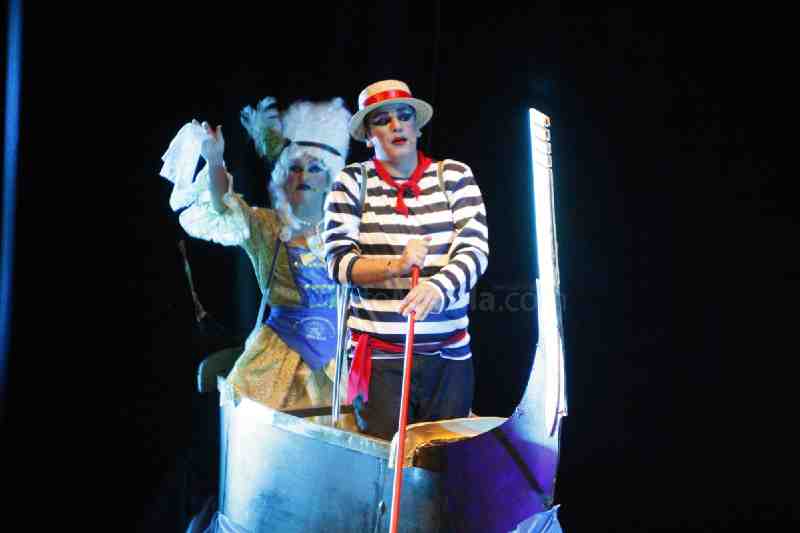 La noche del Carnaval melillense se llena de diversión y carcajadas con un Kursaal abarrotado