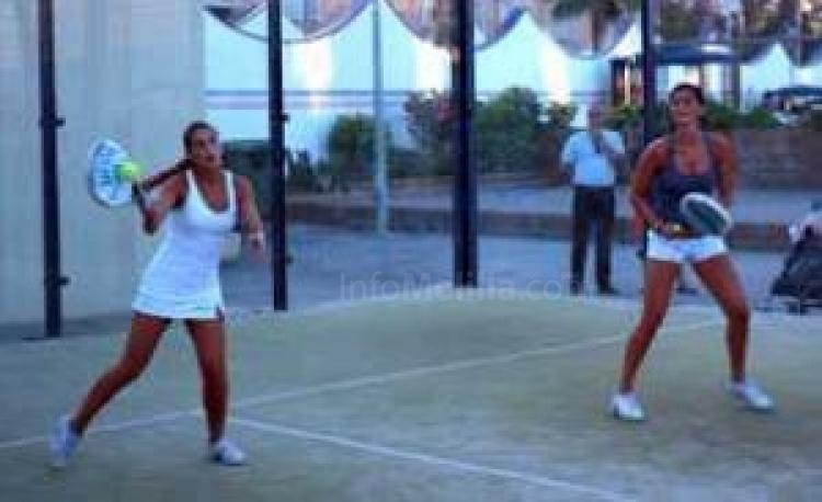 Partido femenino de padel en las pistas del RCM de Melilla