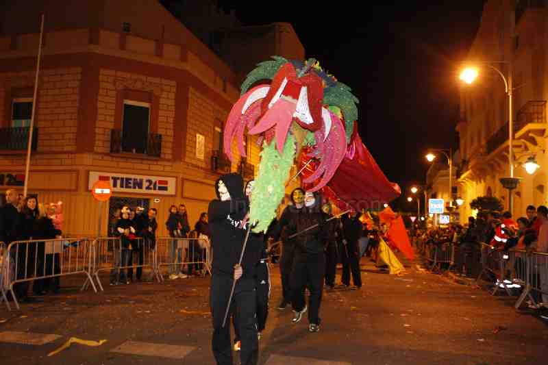 Una gran cabalgata de color, música y diversión pone el broche de oro al Carnaval de Melilla 2013