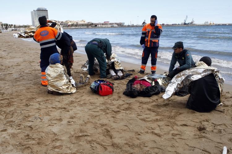 Llega a una playa de Melilla una patera con al menos 15 inmigrantes