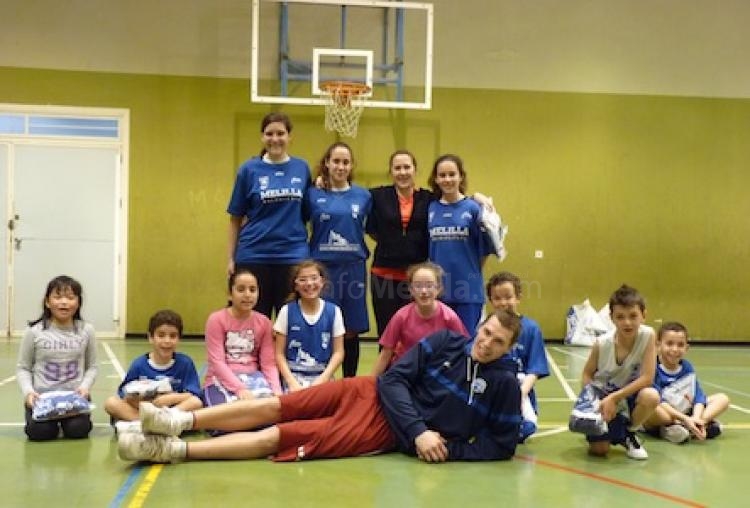 El jugador Andrejs Selakovs, visitó a los pequebasket del club