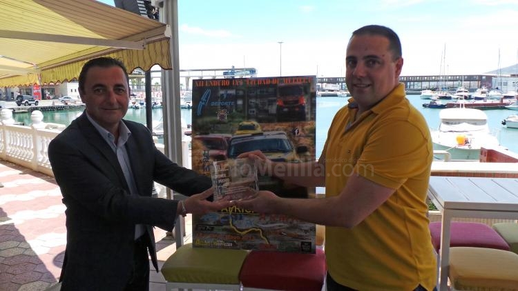 Carlos Serrano recibiendo el premio de manos de Javier Mateo