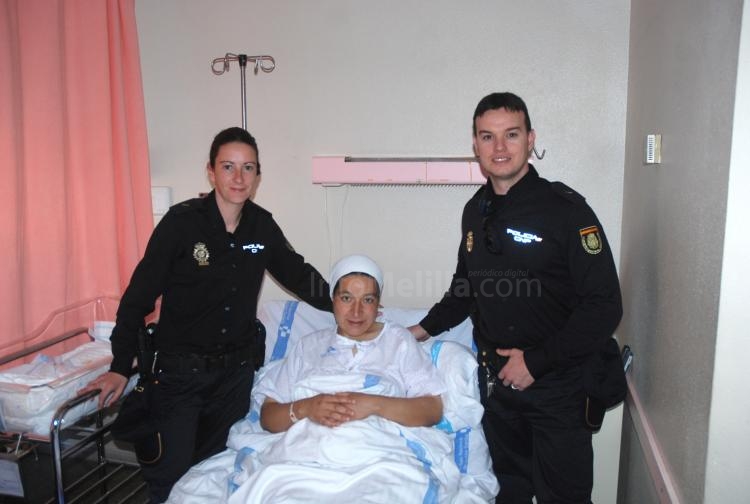 Dos policías ayudan a dar a luz a una mujer marroquí en una calle de Melilla