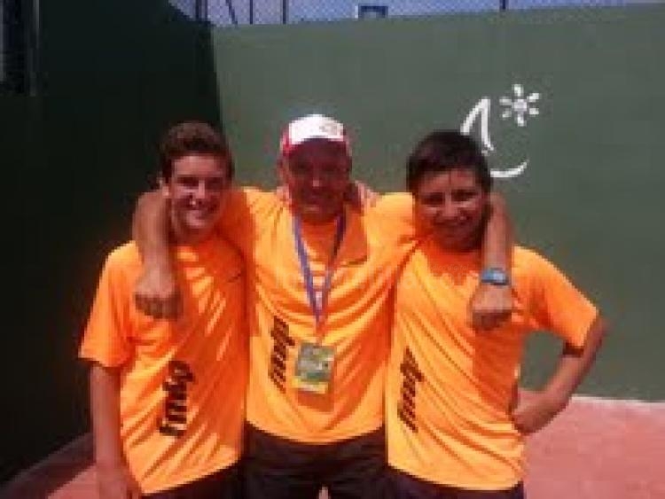 Jesús Moya y Pablo Castillo flanqueando a Cristian Volpe