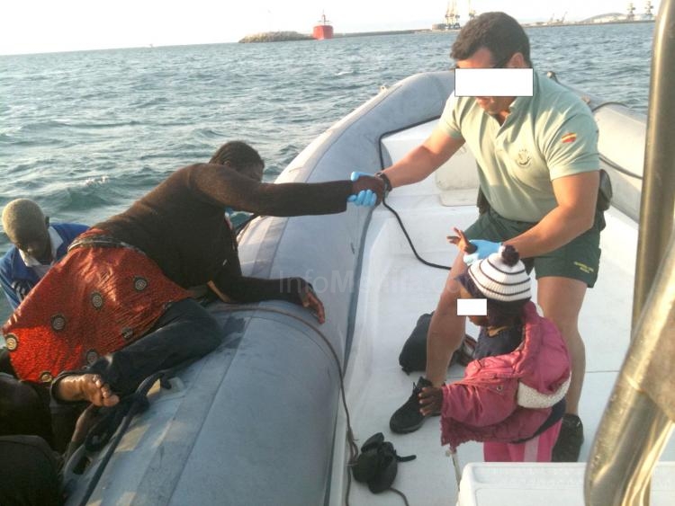 La Guardia Civil rescata a 10 menores que estaban siendo utilizados por inmigrantes para entrar en Melilla